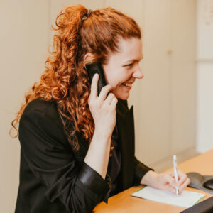 Frau am Telefon