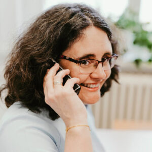 Frau am Telefon
