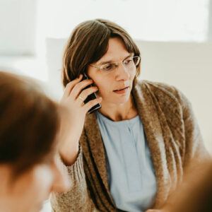 Frau am Telefon