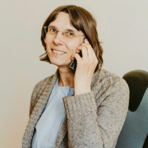 Frau am Telefon